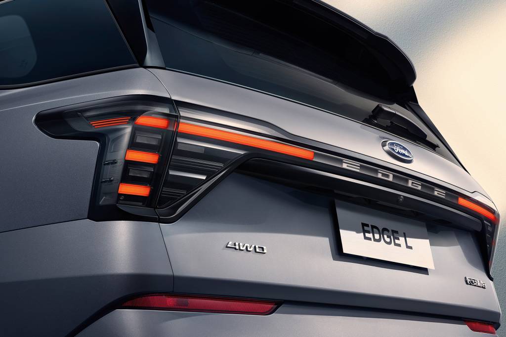 Ford Edge L (2) Visual da traseira remete a outros modelos da Azul Oval