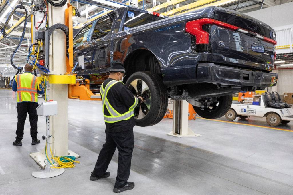 Produção da F-150 Lightning Ford pretende ampliar produção da picape elétrica para 150.000 unidades anuais