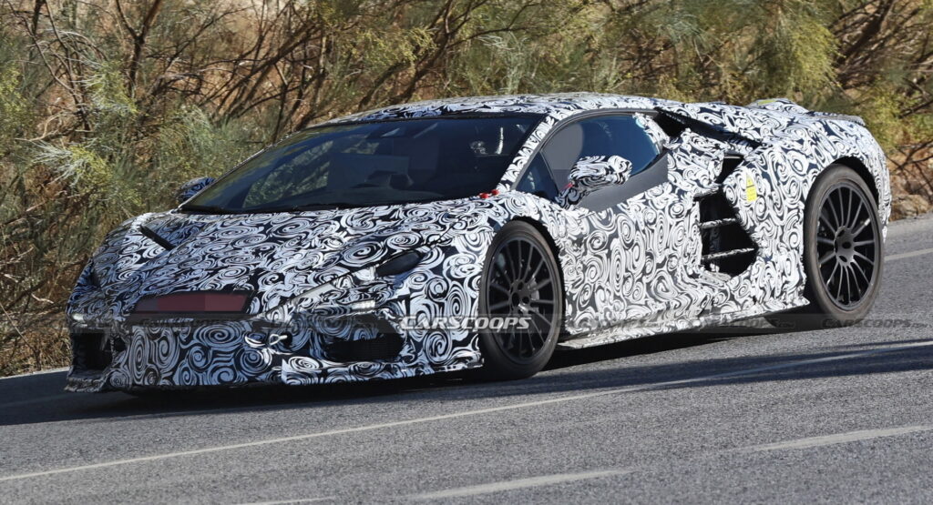 Sucessor híbrido do Lamborghini Aventador Desenhos batem perfeitamente com as unidades camufladas do modelo híbrido, que já circulam por aí