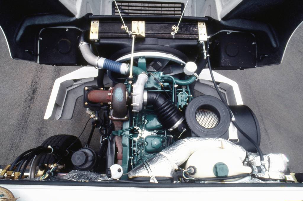 QUATRO_RODAS_07_03_23_001 Motor ciclo diesel, dianteiro, 6 cilindros em linha, injeção eletrônica do Mercebes-Benz 1941.