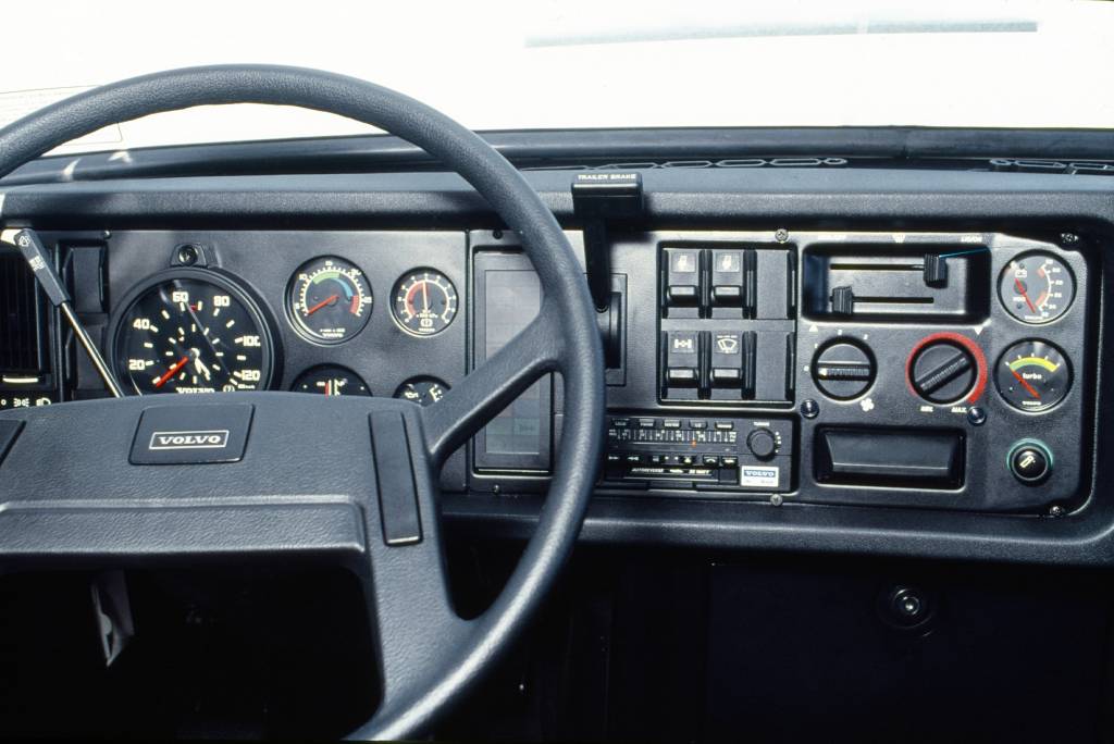 QUATRO_RODAS_07_03_23_003 Volante espumado e os instrumentos com boa visibilidade do Volvo NL12 400 Power
