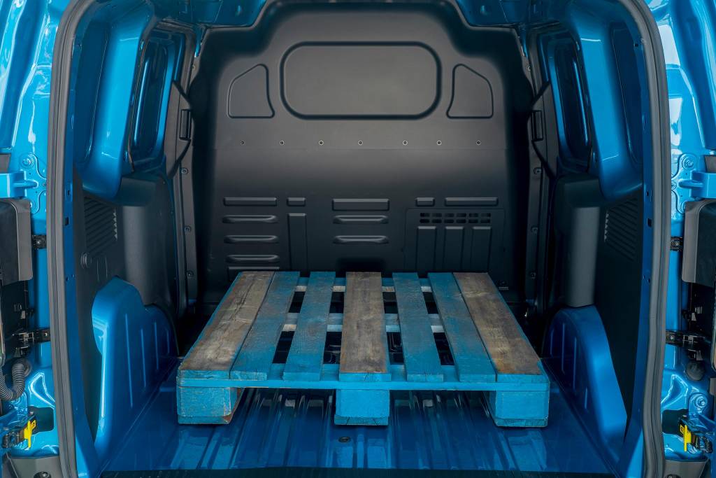 2023_FORD_E-TRANSIT_COURIER_09-LOW Ford E-Transit Courier