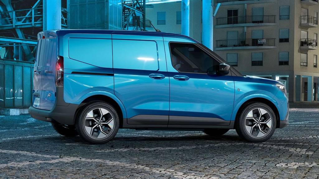 2023_FORD_E-TRANSIT_COURIER_EXTERIOR_02-LOW Ford E-Transit Courier