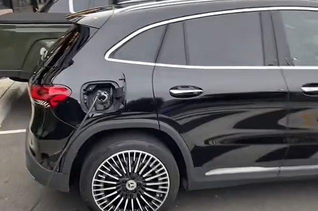 Mercedes cobra por troca de óleo e filtro em revisão de carro elétrico