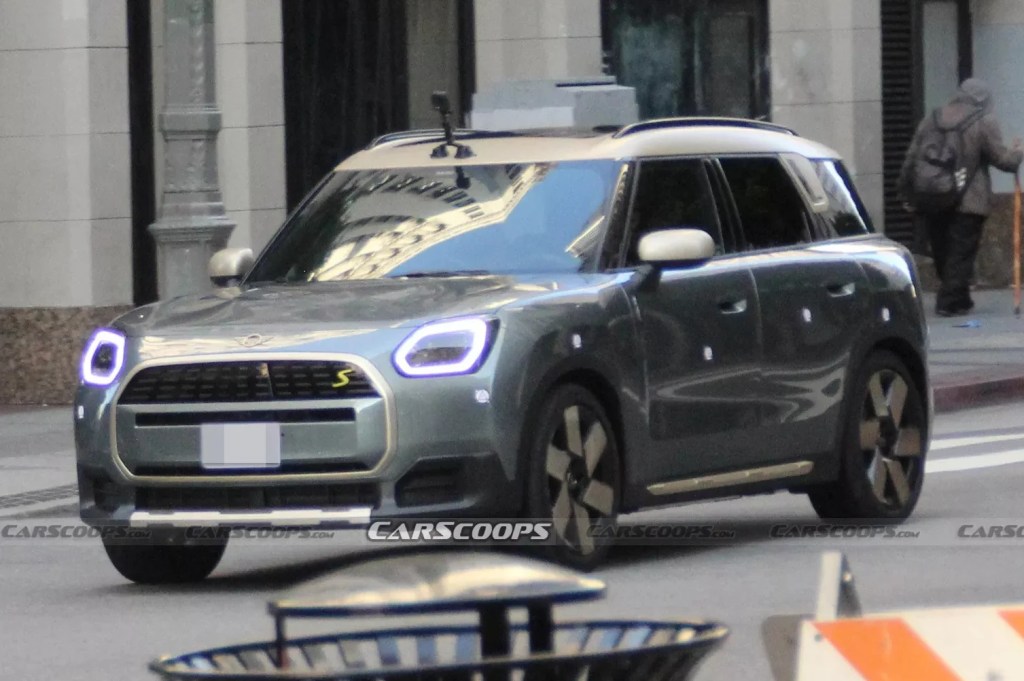 Nova geração do Mini Countryman surge sem disfarces durante filmagem