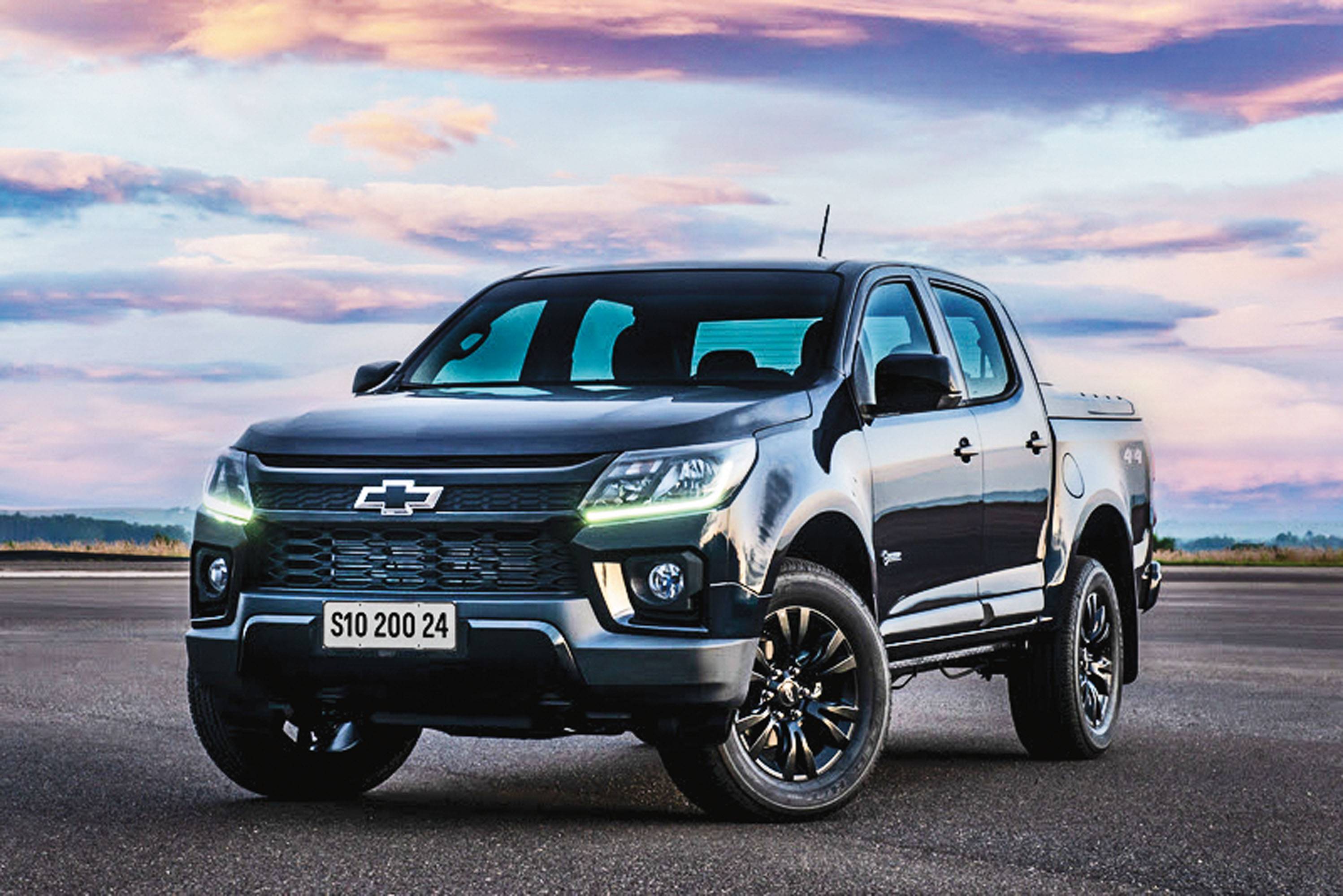 Dez carros que ganharam versões com pintura e decoração só em preto