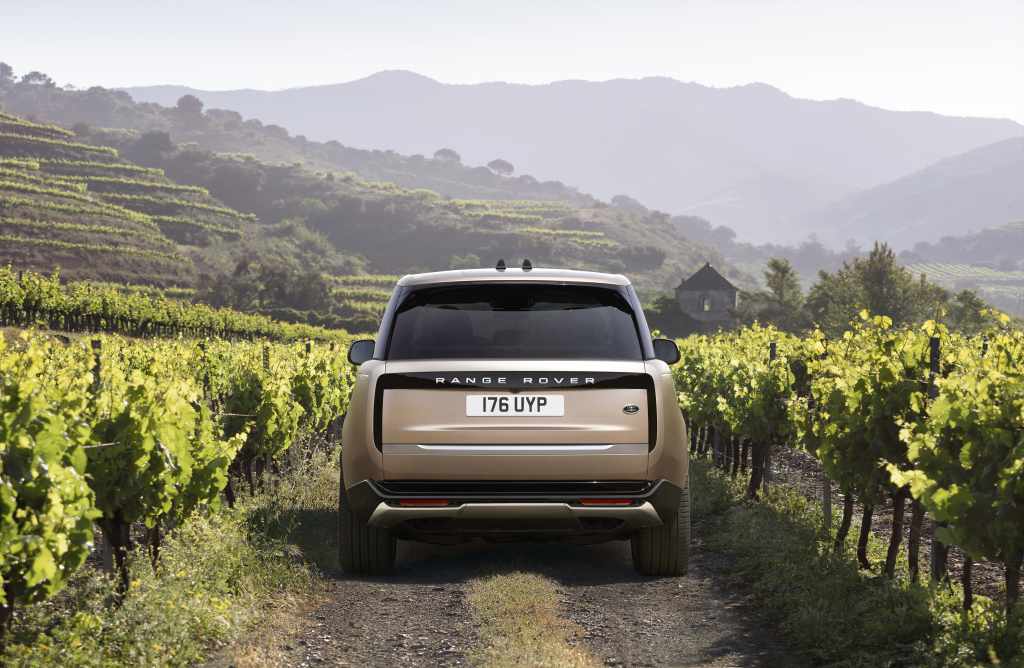 RR_22MY_16_Exterior_261021_056 Range Rover 2024
