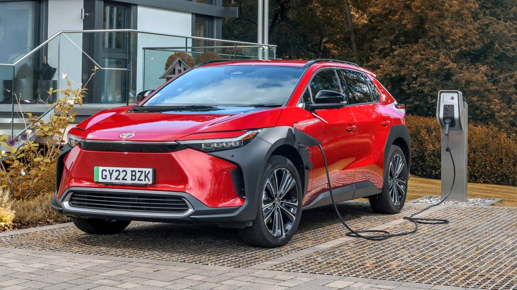 Toyota liderou vendas globais em 2023 com menos de 1% de carros elétricos