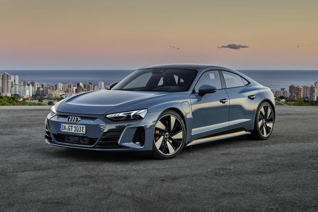 Audi e-tron GT tem recall para troca da bateria por risco de incêndio