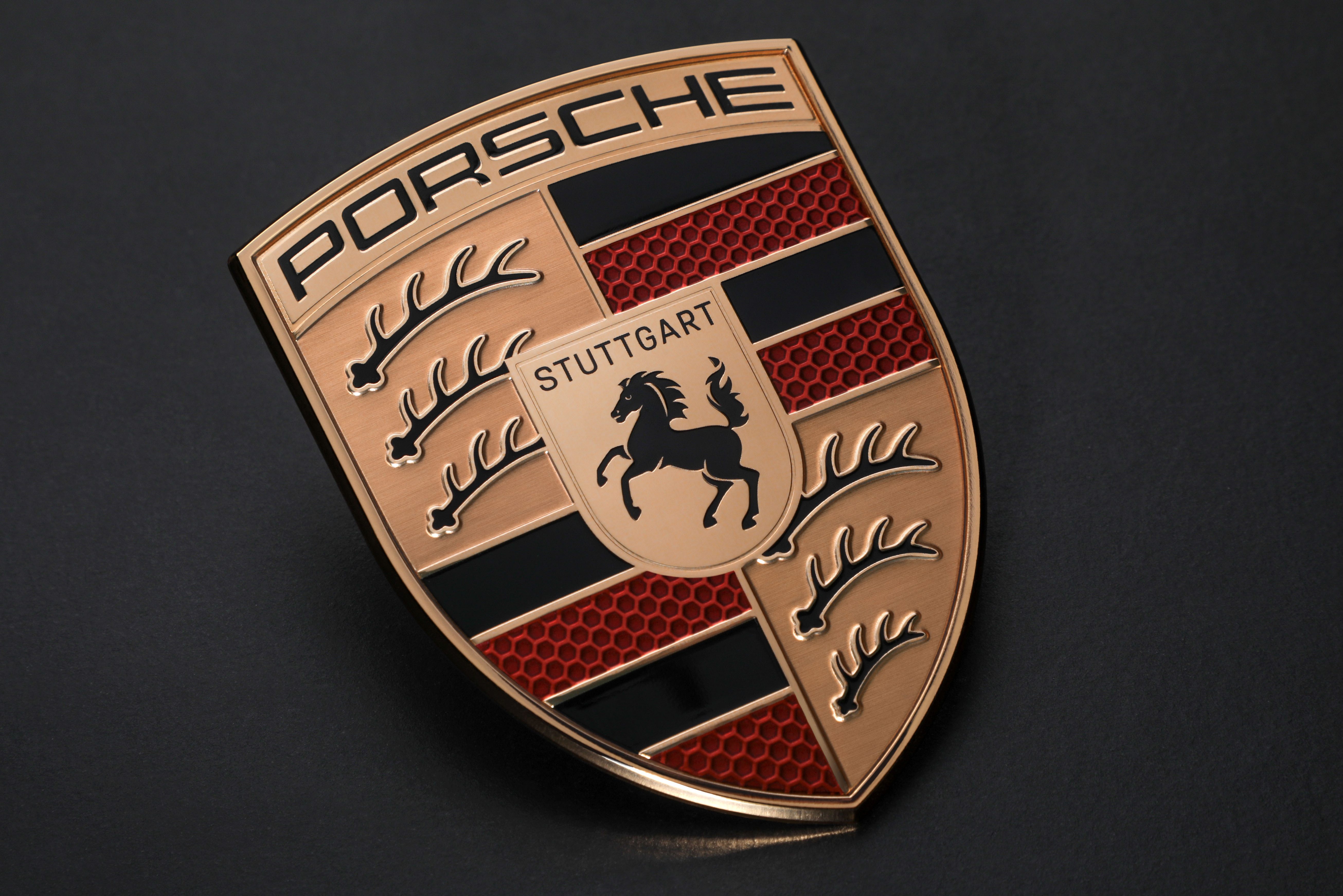 Porsche atualiza seu brasão para comemorar 75 anos de história