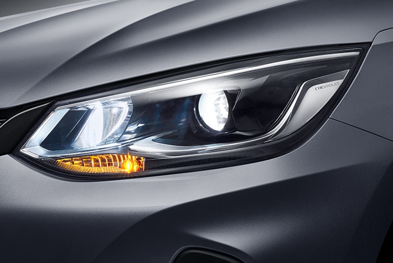 Chevrolet Onix tinha versões com faróis de led na China