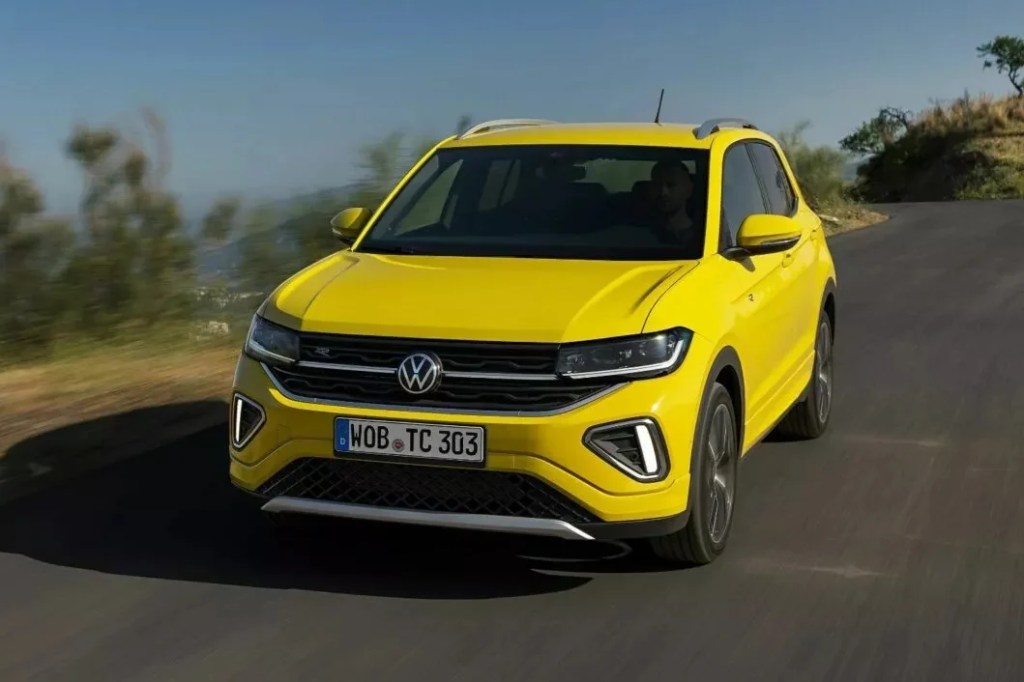 Volkswagen T-Cross 2024 tem grade iluminada do Taos e painel emborrachado
