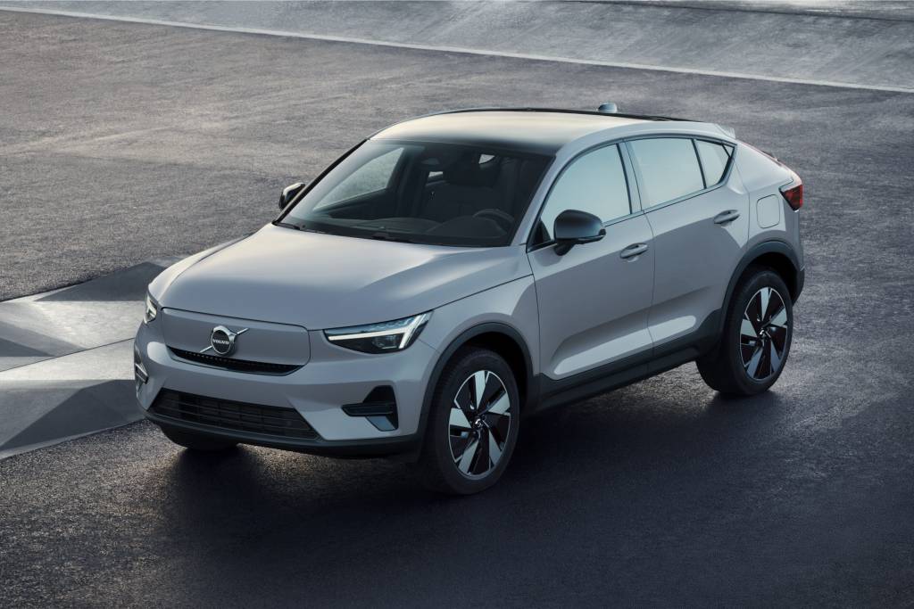 Volvo C40 e XC40 2024 têm novas versões de entrada mais baratas e potentes