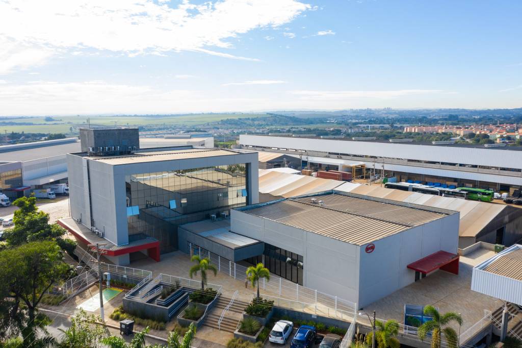 BYD Campinas BYD tem fábricas em Campinas (SP) e Manaus (AM) destinadas à montagem de ônibus elétricos, módulos fotovoltaicos e baterias de fosfato de ferro-lítio