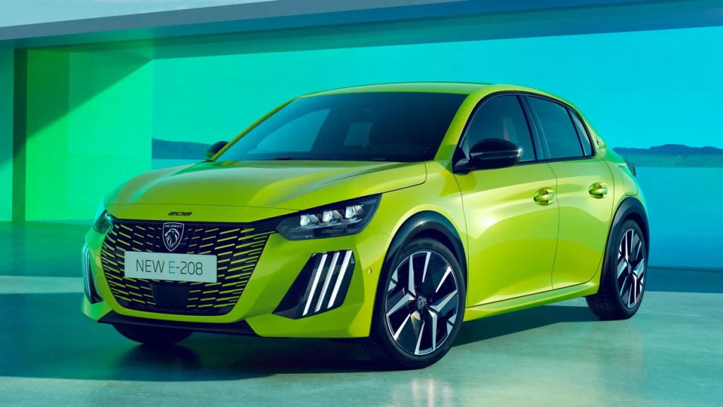 Peugeot 208 ganha novo visual e se prepara para abandonar a gasolina