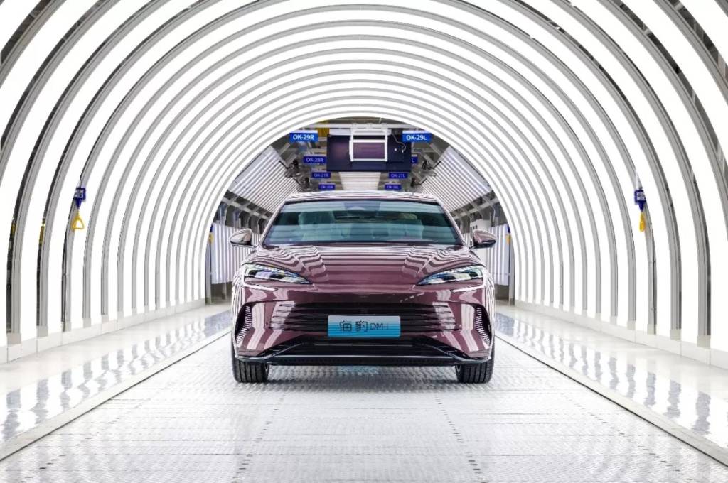 Recorde: China vende mais de 1 milhão de carros eletrificados em novembro