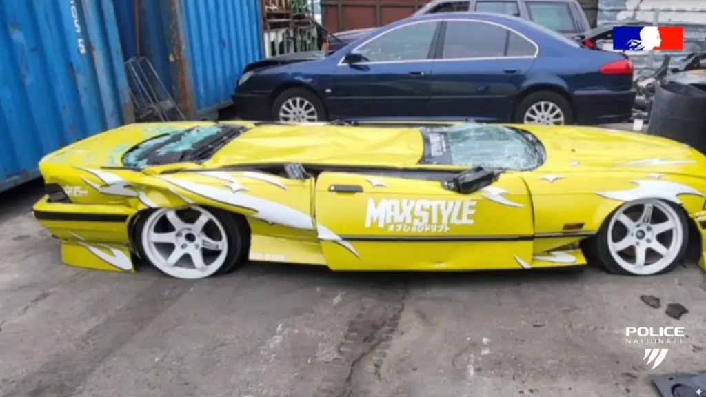 Polícia francesa começa a esmagar carros apreendidos em corridas de rua