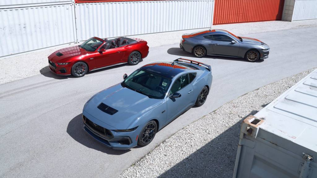 Executivo da Ford cutuca Camaro e garante continuidade do Mustang V8