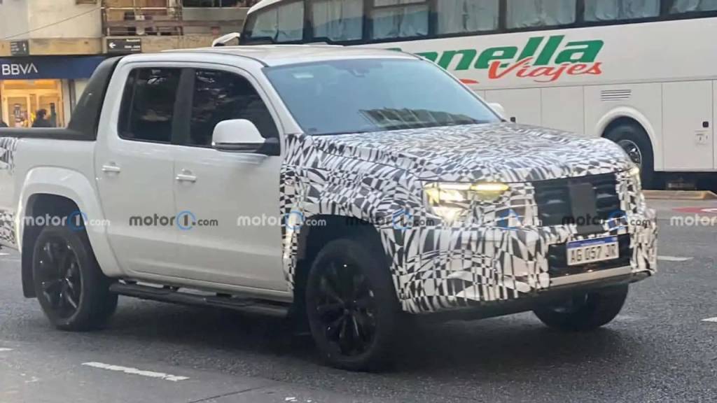 VW Amarok reestilizada chega em 2024 e já roda em testes na Argentina