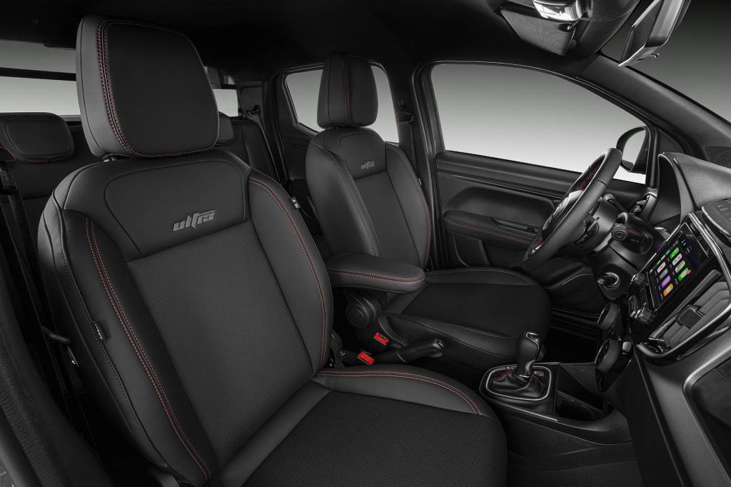 Fiat Strada Ultra 2024 Bancos das versões mais caras têm evolução no conforto e tecido que imita couro