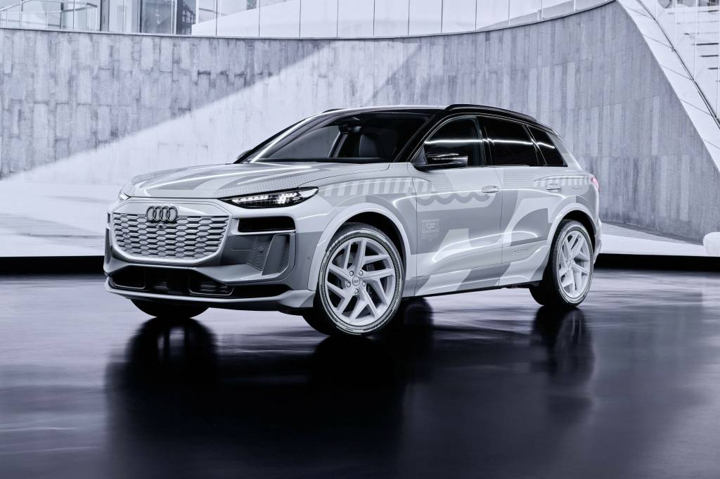 Audi Q6 e-tron tem três telas, realidade aumentada e vem ao Brasil em 2024
