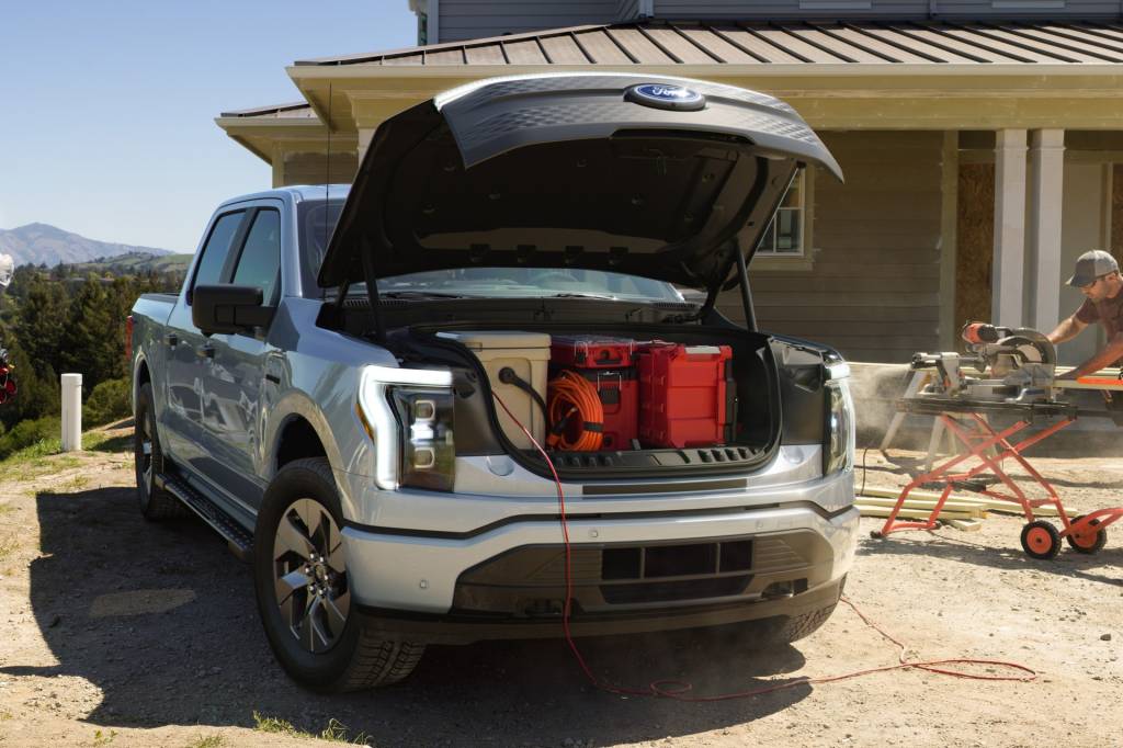 Ford F-150 Lightning Pro (14) Porta-malas dianteiro leva 400 litros