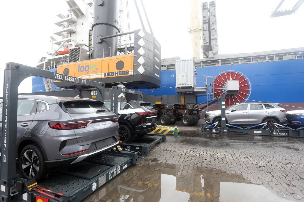 Porto de Vila Velha cria rota para importação de carros elétricos da China