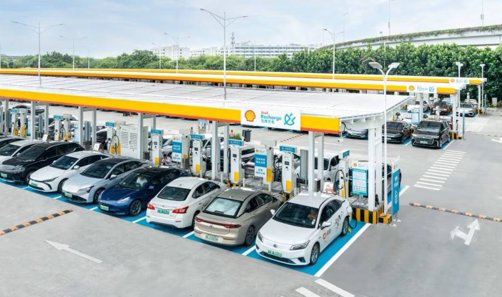 cars-refueling-at-shell-recharge-stations