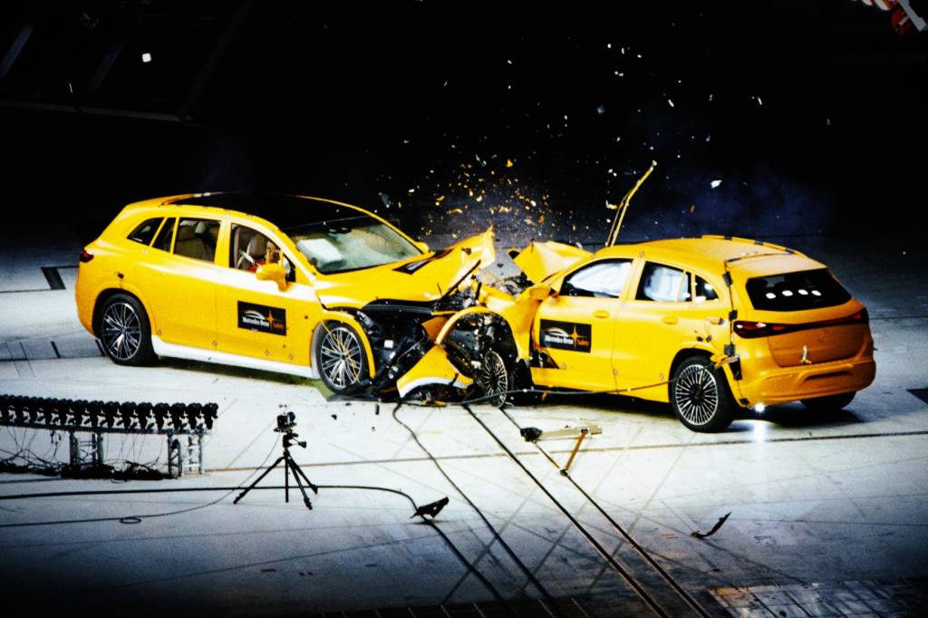 Mercedes-Benz EQS e EQA colidem em inédito crash test público de dois carros elétricos Mercedes-Benz EQS e EQA colidem em inédito crash test público de dois carros elétricos