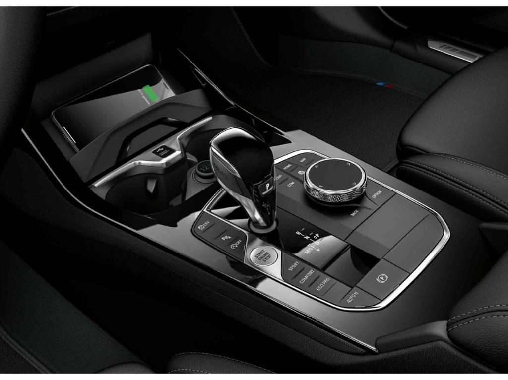 carregador-sem-fio-e-manopla-do-cambio-automatico-de-um-modelo-bmw carregador sem fio BMW