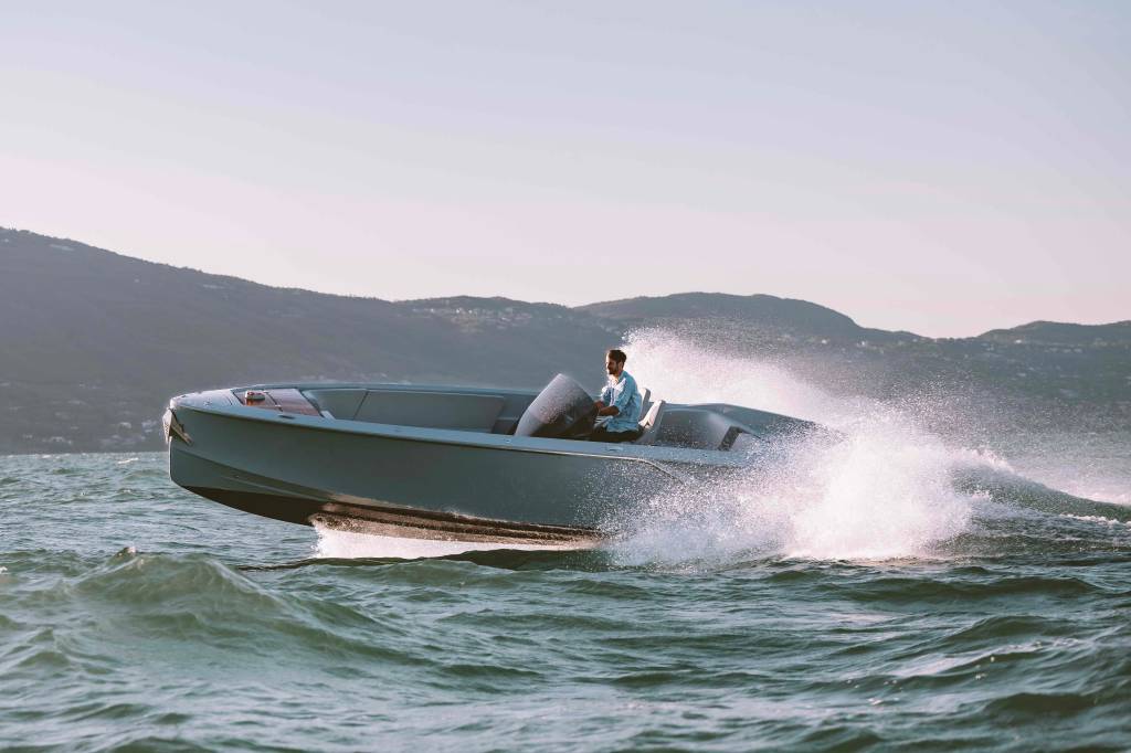 Porsche transforma Macan em barco elétrico luxuoso de 544 cv