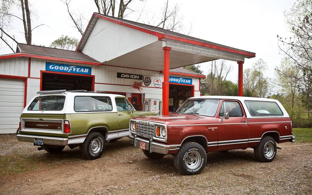 1974-1980-Dodge-Ramcharger-and-1974-Plymouth-parked 1974-1980-Dodge-Ramcharger-and-1974-Plymouth-parked
