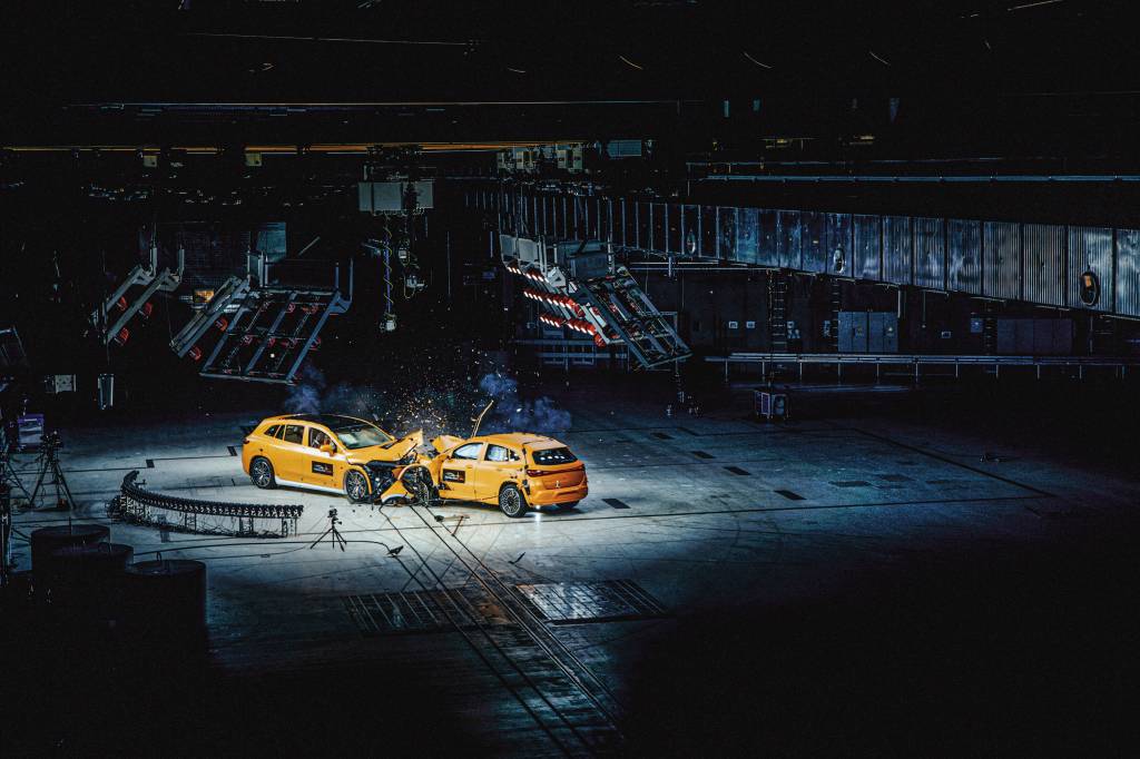 Mercedes cria crash test para elétricos e quer mudar os padrões mundiais