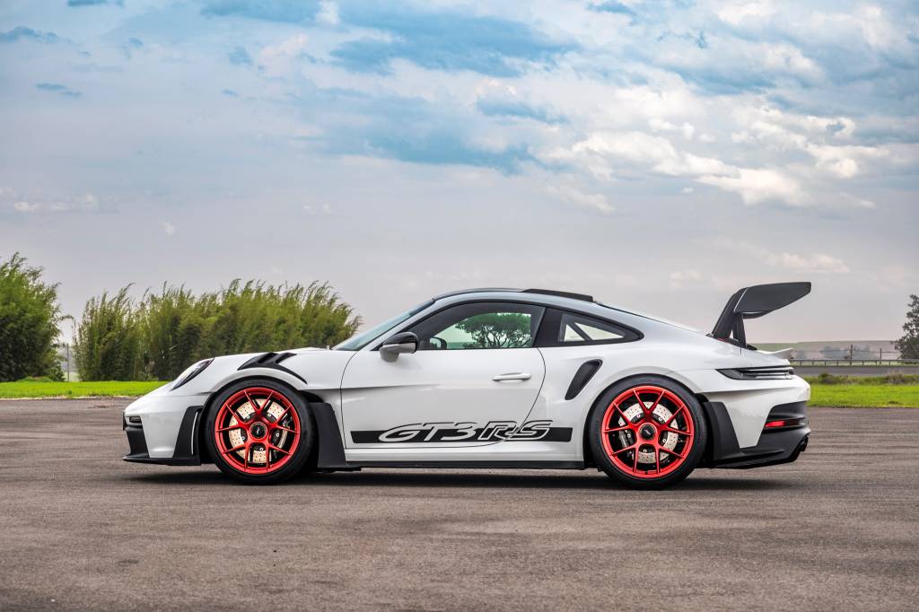 Os 40 esportivos e supercarros mais vendidos do Brasil em 2023