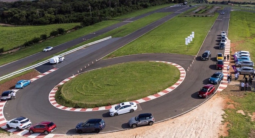 Evento permite dirigir mais de 20 carros eletrificados em pista