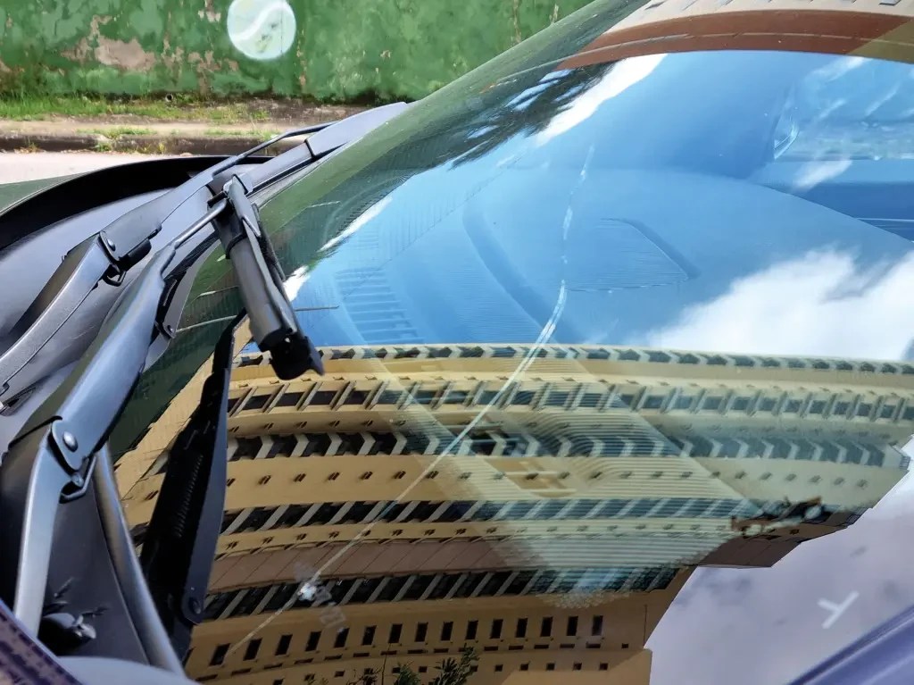 Para-brisa quebrado dá multa? Veja quando a trinca exige a troca do vidro