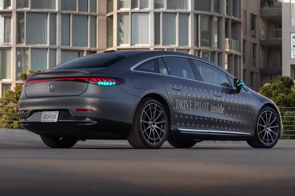 US-Behörden geben grünes Licht: Mercedes-Benz erhält weltweit erste Genehmigung für den Einsatz spezieller Außenbeleuchtung für automatisiertes FahrenMercedes-Benz receives approvals for turquoise-coloured automated driving marker lights in Califor Luzes Turquesa Mercedes