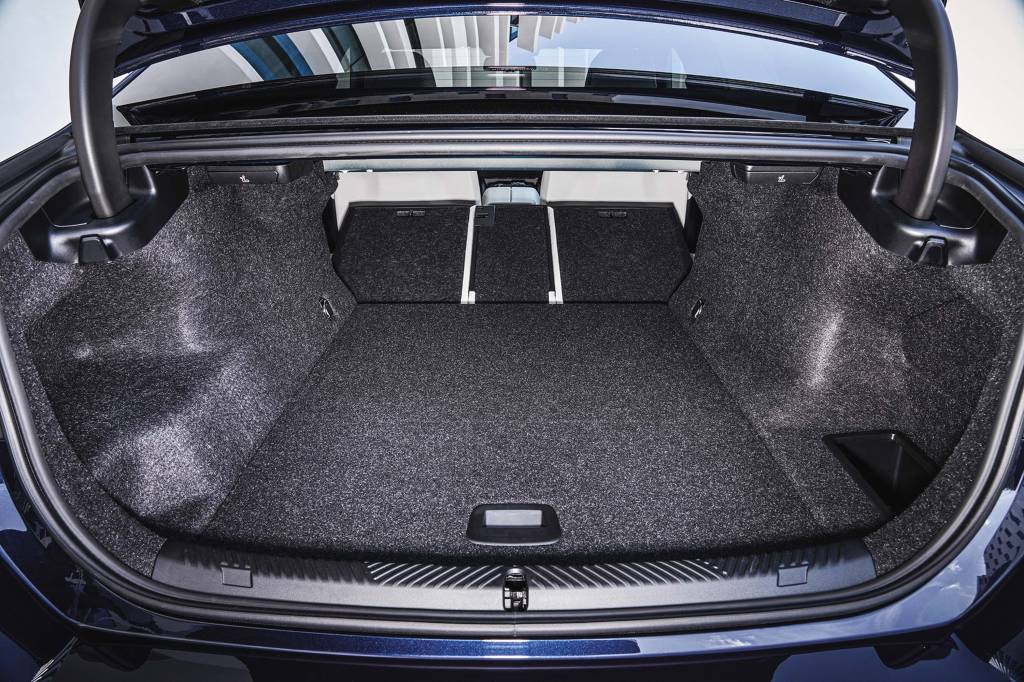 P90523057_highRes_the-bmw-i5-edrive40- BMW i5
