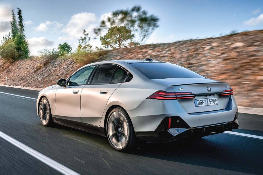 P90523128_highRes_the-bmw-i5-m60-xdrivee BMW i5