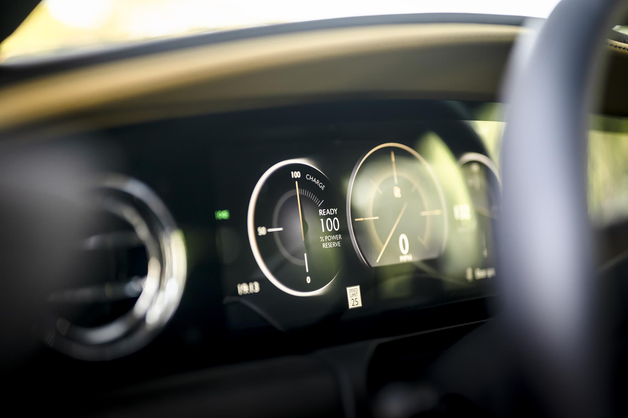 Rolls-Royce Spectre &eacute; um el&eacute;trico muito mais anal&oacute;gico do que parece