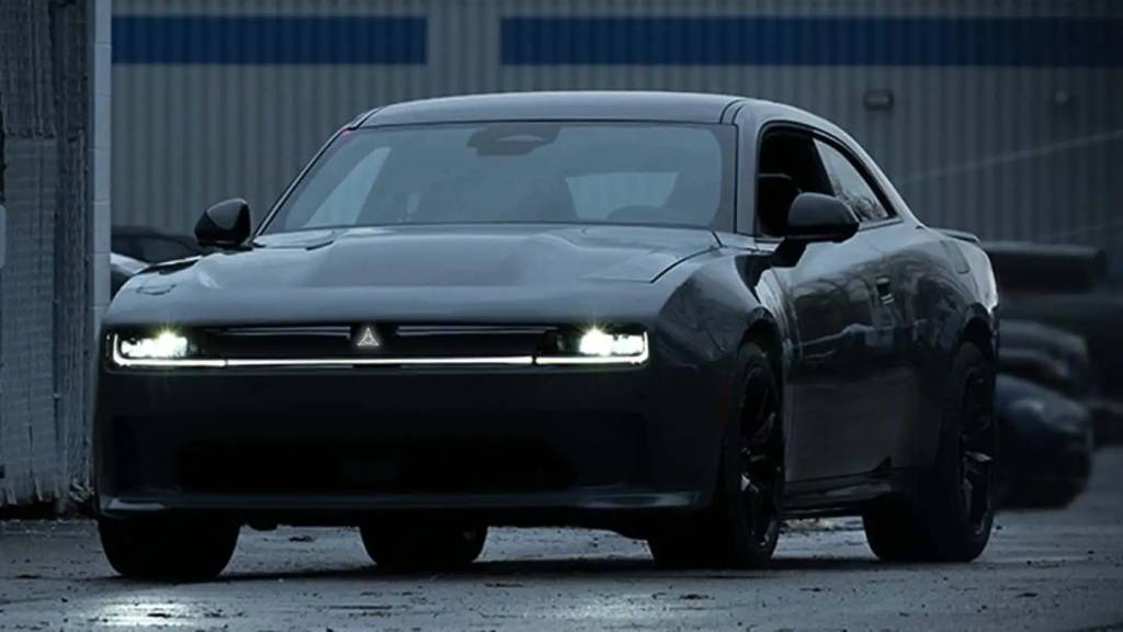 Dodge revela Charger elétrico e praticamente confirma versão a combustão