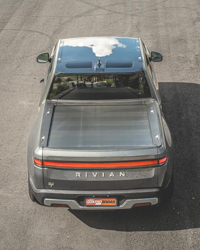 Rivian R1T tem quase 900 cv e anda como supercarro, mas custa R$ 1 milhão