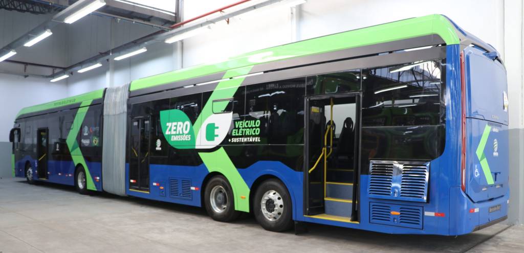 Esse ônibus elétrico é um trólebus que não precisa de fiação aérea