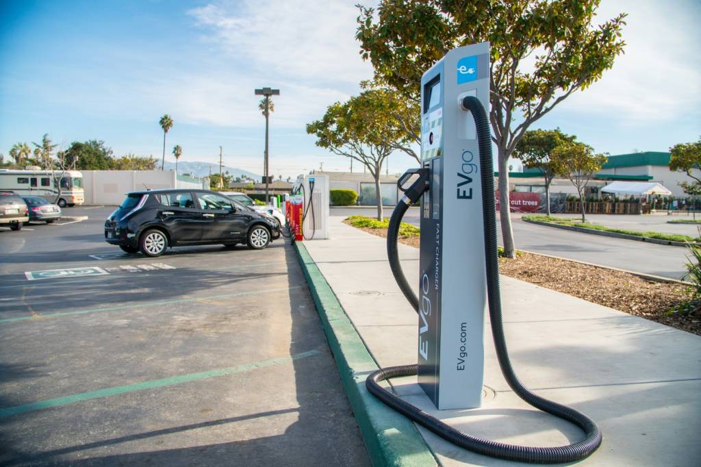 Donos de carros elétricos costumam recarregar seus carros por 42 minutos