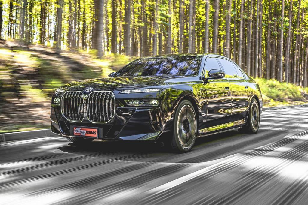BMW i7 tem portas automáticas, cinema a bordo e faróis com cristais