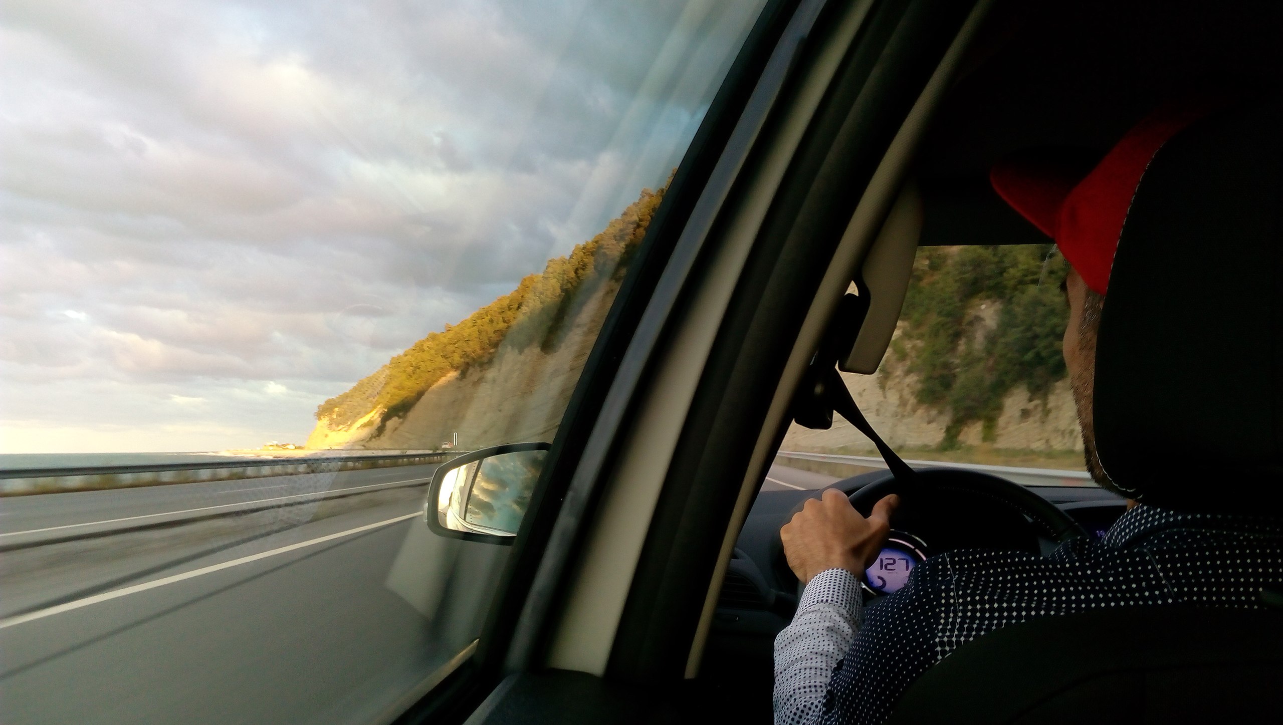 Pessoa dirigindo um carro na estrada