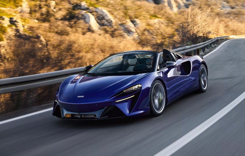 McLaren Artura Spider é conversível e busca corrigir má-fama de incêndios
