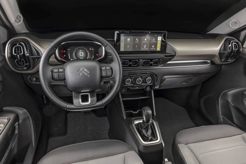A cabine &eacute; mais simples, com muitos elementos do C3, o que evidencia o foco em ser um carro barato. S&atilde;o bem-vindos a central multim&iacute;dia de 10&rdquo; com conex&atilde;o sem fio com smartphones e o quadro de instrumentos digital com grafismos modernos.