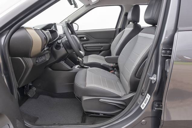 Banco apoia bem o corpo do motorista Banco apoia bem o corpo do motorista