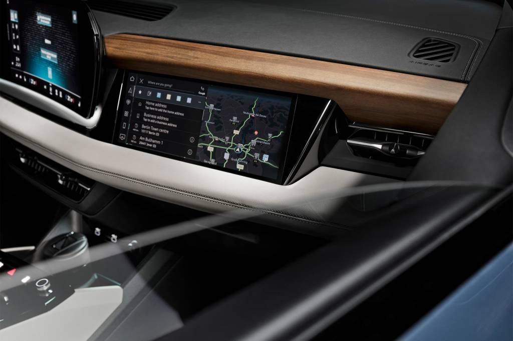 Audi Q6 e-tron quattro Terceira tela fica do lado do passageiro